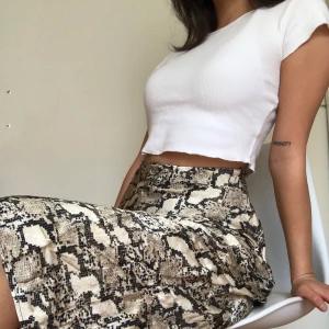 Silkig orm 🐍 mönstrad kjol - Säljer denna supersköna silkiga kjolen från hm, xs, använt fåtal gånger. 