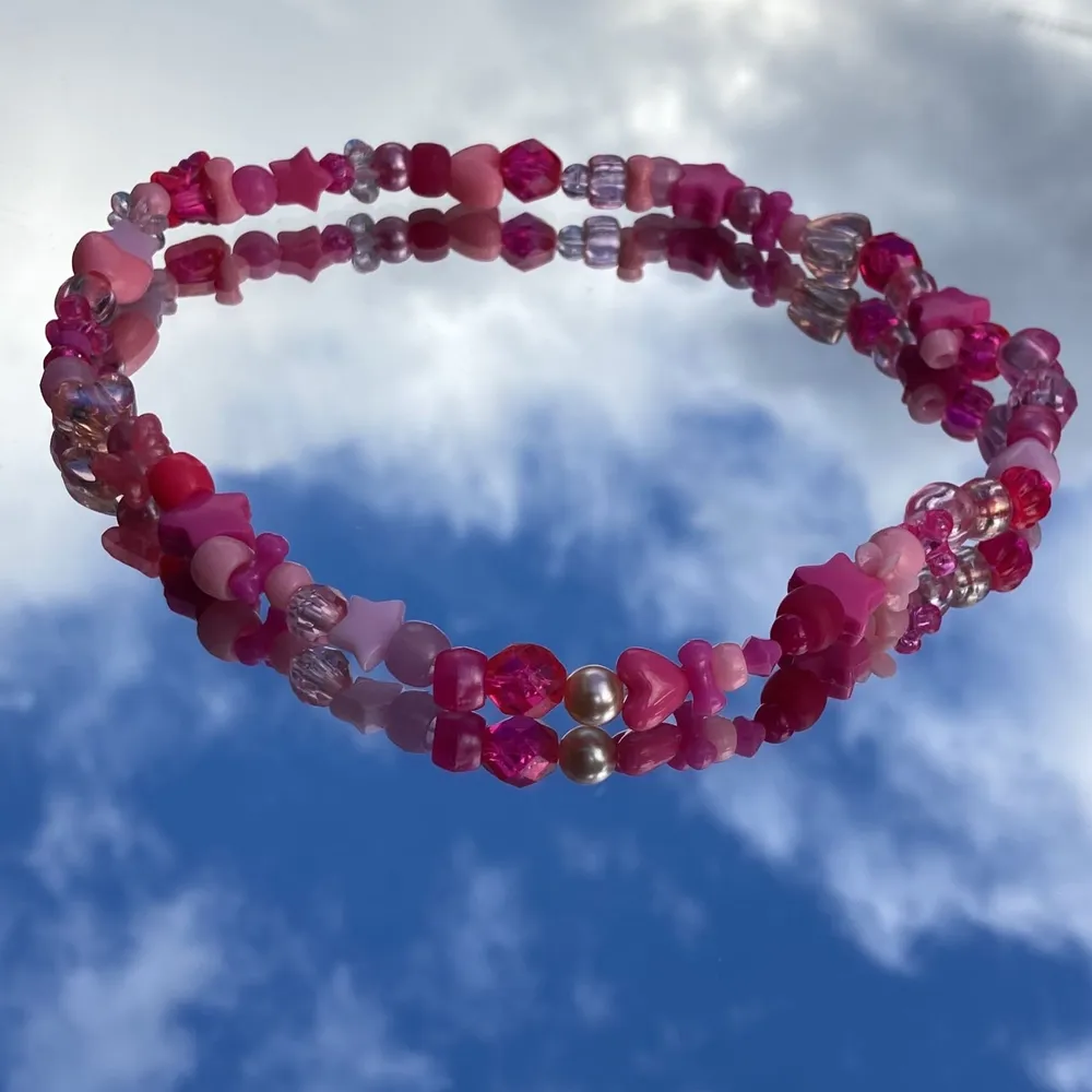 Halsband med rosa blandade pärlor. Accessoarer.