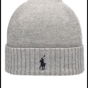 Ralph lauren mössa - Säljer för 200kr köpt för 500kr Ser ut som ny sparsamt använd säljer för den inte kommer till användning köparen står för frakten 