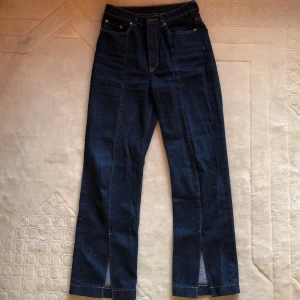 Weekday jeans - Säljer dessa supersnygga weekday jeans med slits framtill i modellen rowe. Endast använda ett fåtal ggr pga av att de tyvärr blivit för små för mig.🌟💙👖 Säljs för 150kr + eventuell frakt! 📦