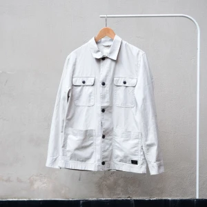 HM Jacka Man Storlek M  - Den är som ny och jag har bara använt den 1 gång. Passar som oversized för tjejer. 