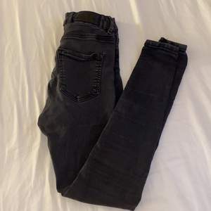 Tajta svart jeans från bikbok. Dom är lite slitna(se bild 3). Riktiga fickor både fram och bak. Köpta för 550(modellen finns inte kvar men liknande)