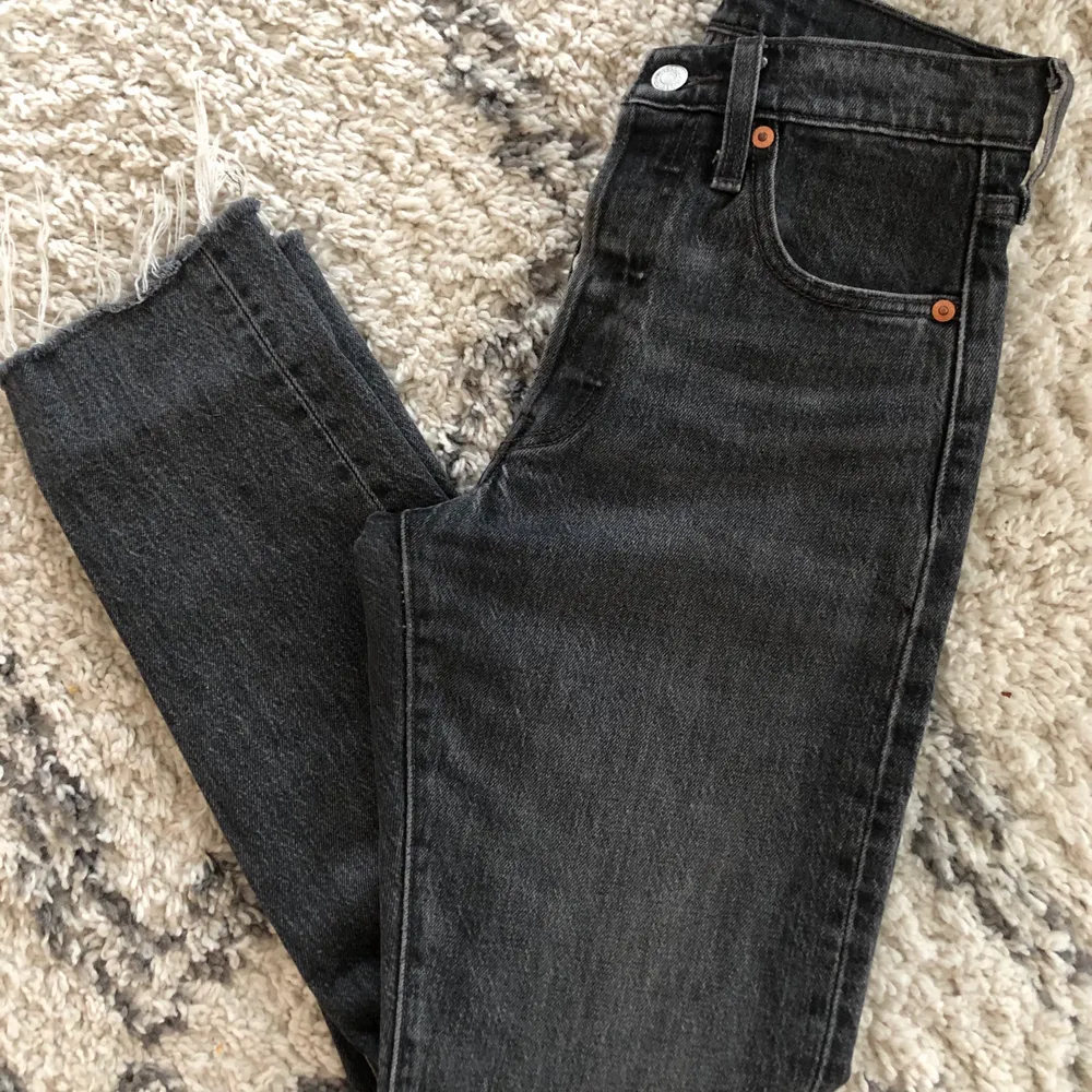 Nyskick knappt använda. Nypris 1200kr. Mycket stretch så passar dig även om du har W24 & W25. . Jeans & Byxor.