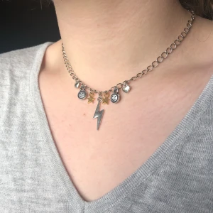 Halsband  - Kedjehalsband med berlocker 🤍 Pris: 99 kr  Frakt: 11 kr  Kontakta mig vid intresse eller frågor!