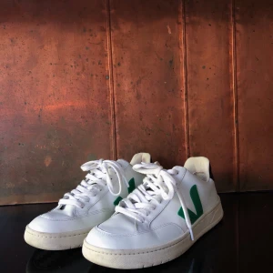 Veja sneakers - Säljer mina veja sneakers i modellen; V-12 Leather.                Storlek: 39.                                                                                 Är i bra skick, men har små slitningar, därav priset!                                              Nytt pris: 1300                                                                       Mitt pris: 700                                                                                  Hör av er om ni har några frågor!💞