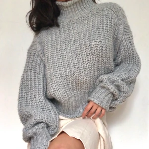 STICKAD TRÖJA I XS - SUPER MYSIG STICKAD TRÖJA FRÅN H&M I XS. Använt ett par gånger. Felfri!!! PERFEKT FÖR HÖSTEN & VINTERN🧚🏻‍♀️ ❄️ 