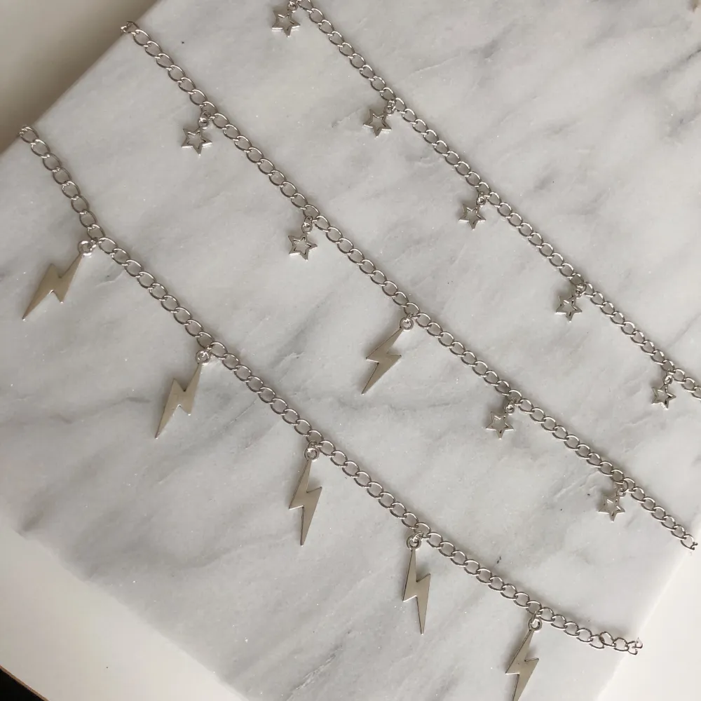 Säljer handgjorda halsband till ett bra pris! Frakt ingår i alla priser💞Stjärnhalsband: 69 kr Halsband med stjärnor och blixt: 79 kr Blixthalsband: 89 kr Skriv privat vid intresse eller frågor och kolla in min Instagram, @lovinas_verkstad! Kram💗. Accessoarer.
