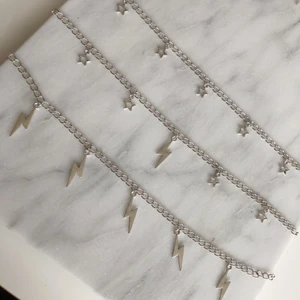 Trendiga kedjehalsband⚡️ - Säljer handgjorda halsband till ett bra pris! Frakt ingår i alla priser💞Stjärnhalsband: 69 kr Halsband med stjärnor och blixt: 79 kr Blixthalsband: 89 kr Skriv privat vid intresse eller frågor och kolla in min Instagram, @lovinas_verkstad! Kram💗
