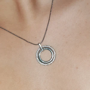 Halsband i silver med stenar - Fint halsband i silver.  Troligen silverpläterat. Enkelt att stylea och modernt. Frakten ingår i priset🥰