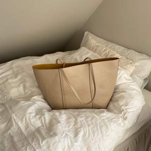 Jätte snygg väska från Zara! Den är beige utanpå och inuti är den gul!! 150 kr + frakt!💞🤩