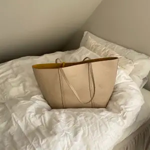Jätte snygg väska från Zara! Den är beige utanpå och inuti är den gul!! 150 kr + frakt!💞🤩