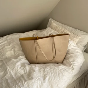 Väska  - Jätte snygg väska från Zara! Den är beige utanpå och inuti är den gul!! 150 kr + frakt!💞🤩