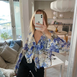 Sheer volang-blus från nasty gal - Aldrig använd! Kollar intresse då jag tycker om den men inte kommer till användning. 