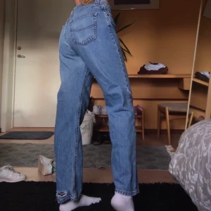 Vintage jeans - Skitballa jeans köpa secondhand men oanvända av mig! Liten defekt på vänster ben (syns på första bilden) men annars i fint vintage skick❤️ I W33 och snygga oversized på mig som brukar ha W28 i jeans och är 171 cm💓 BUDGIVNING SKER PRIVAT! HÖGSTA BUD 520 inklusive frakt!