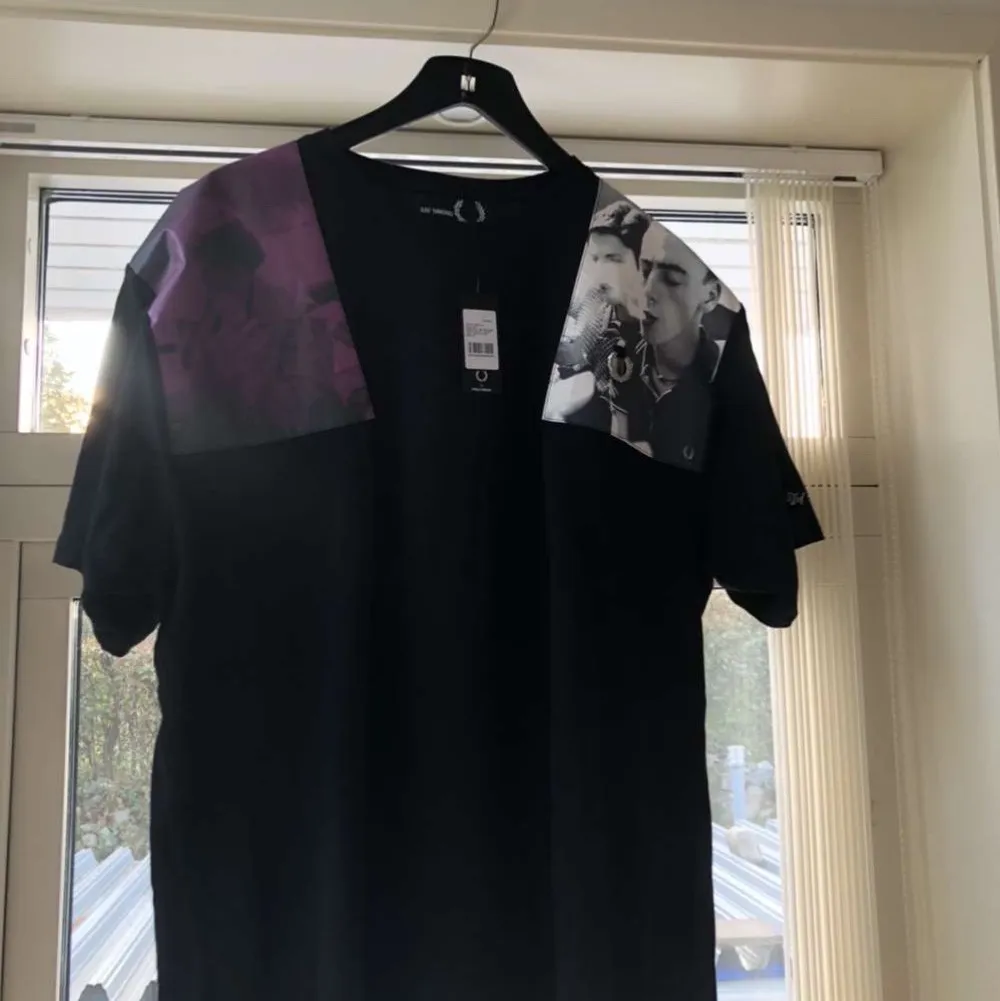 Helt ny Raf Simons T-Shirt, ej använd då jag köpte fel storlek. . T-shirts.