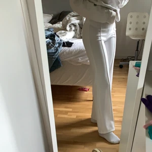 Kostymbyxor  - Vita kostymbyxor som jag använt typ två gånger alltså är de i väldigt fint skick. 