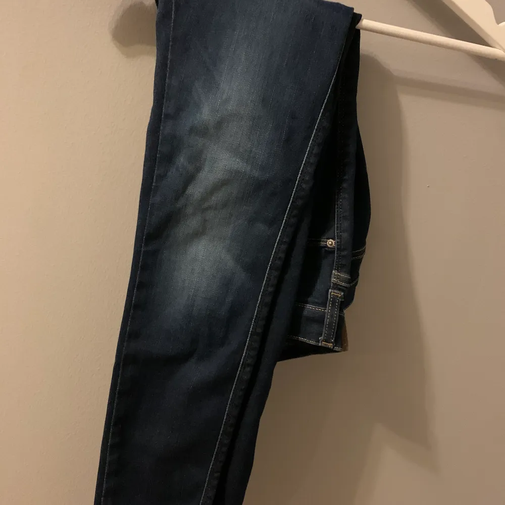 Blå jeans från Replay.Aldrig använda. Säljes pga. Ingen användning för dom. Det är stretch i jeansen, passar mig som brukar ha storlek S, M på jeans. Nyrpis 1600 kr . Jeans & Byxor.