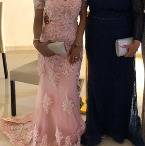 Festklänning  - Festklänning den rosa storlekar liten 36 kan även passa 34  blå klänning storlek 44                                    Endast använda en gång pris 2500kr  den rosa är sold !!!❌