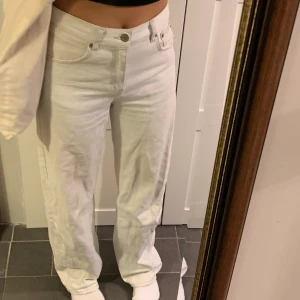 Vita jeans från Pull and bear - Snygga vita jeans från pull and bear i storlek 34
