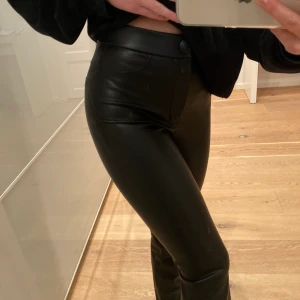 Skinnbyxor - Jättefina skinnbyxor från Zara, (fakeskinn) storlek xs. Använda ca 2 gånger 🖤🖤 kan skicka fler bilder om du vill
