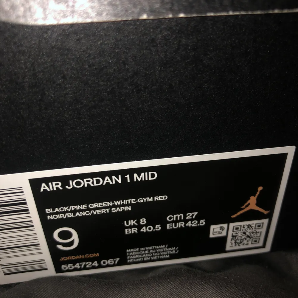 Gröna jordan 1 mids. Ganska bra skick, dock skadad box. Sålda för 2400kr. Skor.