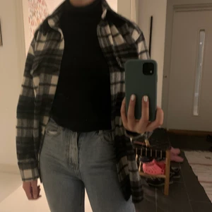 Skjortjacka - Super trendig helt slutsåld shortjacka ifrån hm, helt ny med lappen kvar. Säljer pga inte min stil. Säljer för 399 inklusive frakt då den är helt oanvänd. 💗
