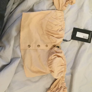 Oanvänd tröja från Prettylittlething - Oanvänd, var lite för liten, storlek XS, köpare står för frakt