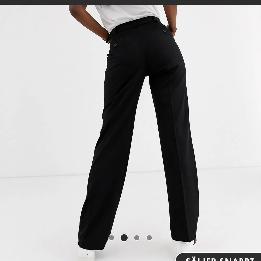 Svarta utsvängda kostymbyxor från ASOS. Använda få gånger pga fel storlek. Jeans & Byxor.