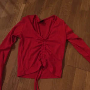 Röd ribbad tröja urban outfitters - Storlek XS, köpare står för frakt