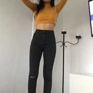 Zara mörkgråa High waisted jeggings med slitna knän - Hål på båda kärnan. Väldigt höga