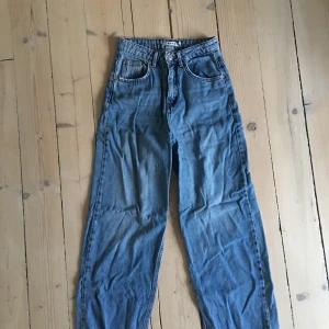 Fina nakd jeans  - Säljer ett par superfina nakd jeans, dem är väldigt korta vilket dennna modellen ska vara men dem är på tok för korta för mig som är 171 det är därför jag inte har på mig dem 💕 är lite mindre i midjan, är i ett bra skick, nypris 500 kr 💕 akrivprovat för frågor 💕 frakten ingår 