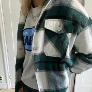 Jacka från Zara - Storlek M. Jackan är i jättefint skick, knappt använd. Säljer då den inte riktigt var min stil!🥺✨ BUDGIVNING I KOMMENTARERNA vid stort intresse! Startbud: 300 kr Höj alltid nytt bud med 10 kr mot tidigare värde. 