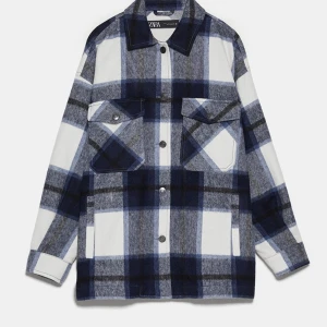 Zara - Säljer denna skjortjacka från zara som är slutsåld. Nypris 559. kom med ett pris. Storlek xs