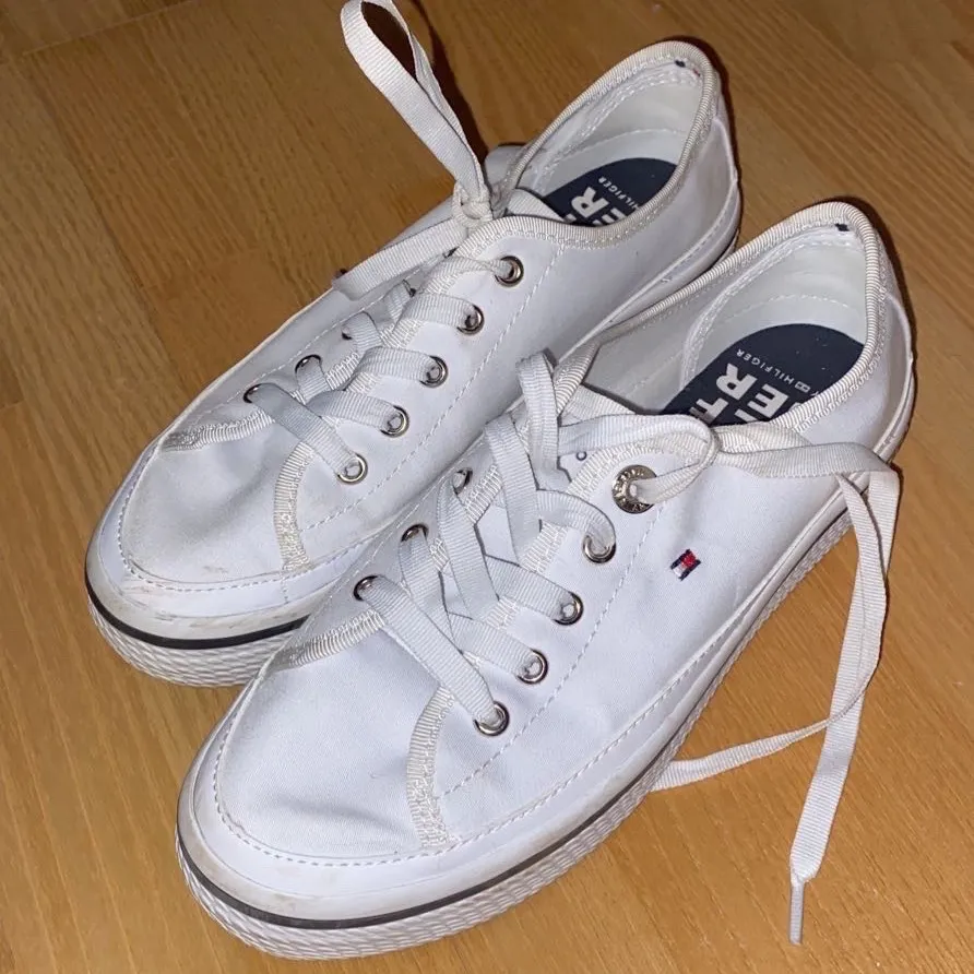 Jätte fina vita tommy hilfiger skor som knappt aldrig andvänds pga fel storlek. Skor.