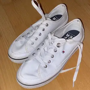 Jätte fina vita tommy hilfiger skor som knappt aldrig andvänds pga fel storlek