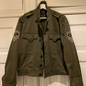 Ralp Lauren jacka - Militär grön jacka, fint skick, jag är normal Xs och har denna i XL, dvs liten i storleken 