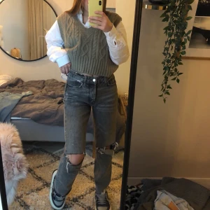 Gråa jeans - Säljer dessa sjukt balla jeans från Zara! Storlek 34, men sitter ganska baggy på mig, skulle säga att de skulle passa en 36:a också! Hålen har jag gjort själv! Original jeansen (utan hål)  är slutsålda på hemsidan🖤🖤 