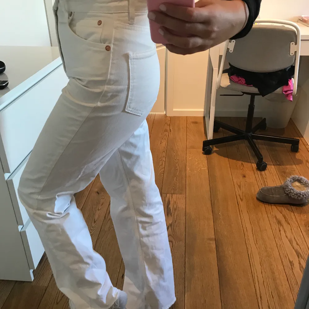 Säljer mina skitsnygga vita jeans från Zara som tyvärr aldrig riktigt kommit till användning 🤍storlek 36, jag är 176 cm🤍🤍🤍🤍. Jeans & Byxor.