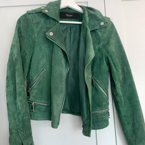 Vero Moda Mocka jacka storlek S  - Unik och snygg mocka från Vero Moda i storlek S. Sparsamt använd och är i toppskick. Köpte för 899kr säljer för 400kr kan gå ner i pris. 