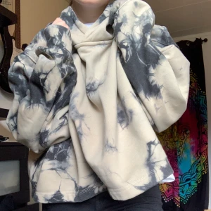 Hoodie - Skit skön hoodie! Inga skador eller annat och passar hur bra som helst på en S bärare! Inga skador eller annat och frakt ingår!