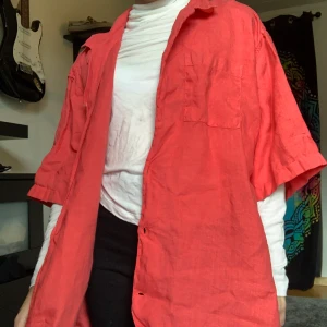 Skjorta - Snygg skjorta som aldrig används och knappt använd, inga skador eller annat. Passar hur bra som helst på en S! Frakt ingår!