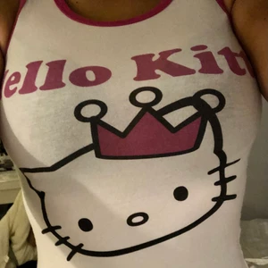  Hello Kitty topp - Super söt Hellokitty topp! Storlek saknas men passar mig som är en S, passar allt från XS-M då materialet är stretchigt. Troligtvis ett barn linne men haft den i garderoben ett tag. Hör av er vid frågor eller för fler bilder❣️