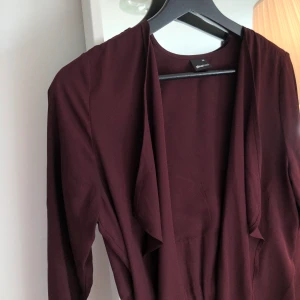 Tunn kappa  - Superfin tunn kappa från Ginatricot i vinröd. 100kr inklusive frakt ✨