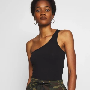 Even&odd one shoulder linne i strl s  - Säljer detta body linnet som är skitsnyggt men kommer tyvärr inte till användning, har inte använt det så det är så gott som nytt!❣️ hör av er om ni har frågor eller vill ha mera bilder😋 startpris: 90 kr inkl frakt❤️ 