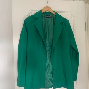 Oversized kavaj - Grön kavaj. Köpt på Plick aldrig själv använt. 