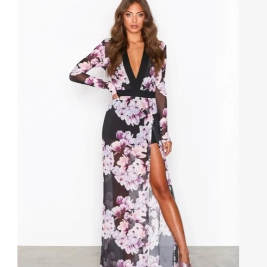 Oanvänd långklänning med hög slits