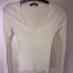 Vit V-ringad tröja - Vit tröja från BikBok, storlek XS men passar även S, Väl använd men inte mycket som syns!