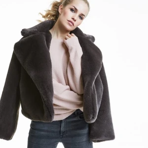 Fuskpäls jacka från Line of Oslo - Säljar denna super finns fuskpälsen från Line of Oslo då den inte kommer till någon användning. Alla bilder är lånade, skriv gärna om ni vill ha mina egna bilder! :) den var köpt får 1200kr och jag säljer den för 600kr. Kan gå ner lite i pris vid snabb affär.  Jackan är i storlek XS men då den är väldigt rymlig så skulle jag säga att en S också skulle passa i den 