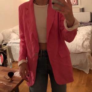 En rosa oversized blazer från H&M. Den är i storlek 36 och knappt använd.