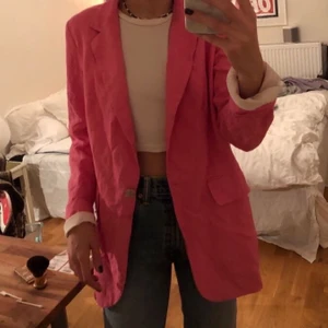 Rosa oversized blazer H&M - En rosa oversized blazer från H&M. Den är i storlek 36 och knappt använd.
